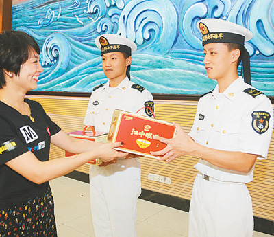 江中集团向南海舰队赠送慰问品