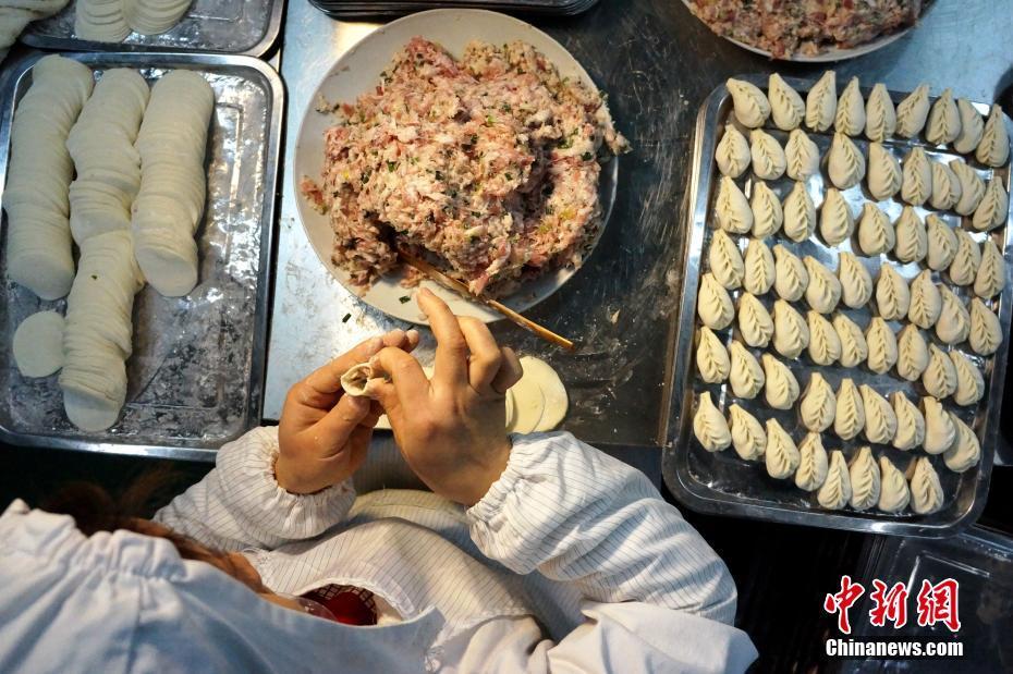 探访手工饺子厂 女工每天包出4000只饺子(2)