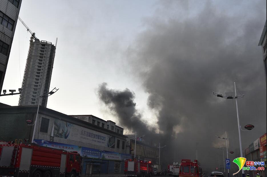 太原古交商场发生大火 城市被烟雾笼罩(1)