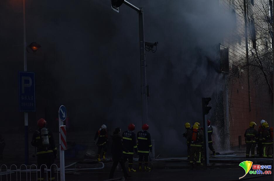 太原古交商场发生大火 城市被烟雾笼罩(10)