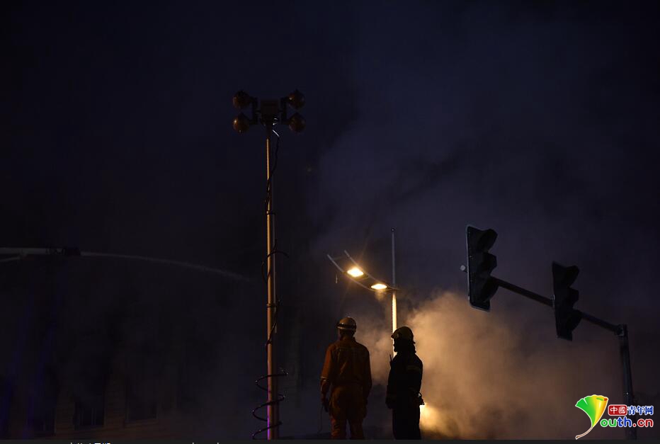 太原古交商场发生大火 城市被烟雾笼罩(15)
