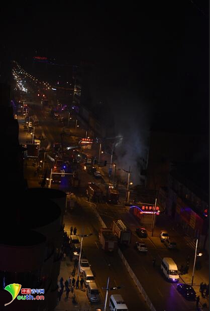 太原古交商场发生大火 城市被烟雾笼罩(18)