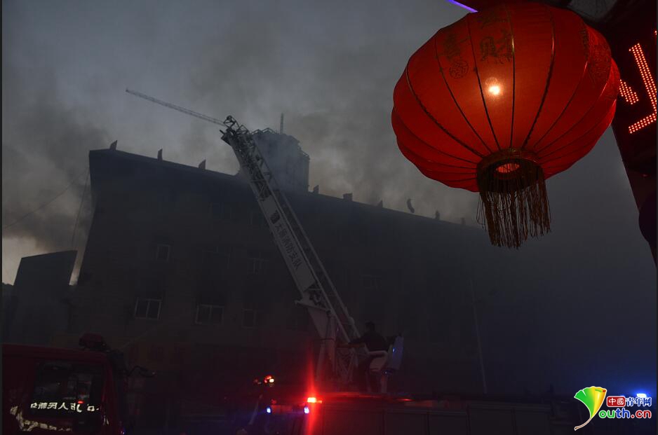 太原古交商场发生大火 城市被烟雾笼罩(20)