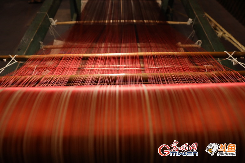 一萬多個(gè)日夜的磨練后 他終于成了蜀錦第一人 一萬多個(gè)日夜的磨練后 他終于成了蜀錦第一人