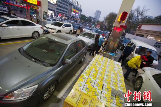 周四油价调整两连停成定局 资料图:山西太原大量汽车正在加油。 张云