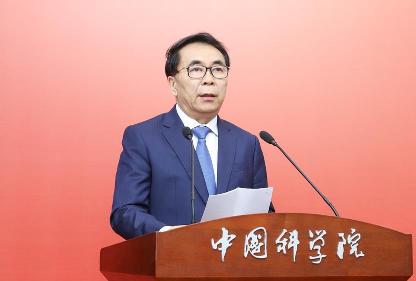 白春礼致辞 恒大积极响应国家战略,大力调整发展方向,高强度布局高技术产业,体现了集团领导的远见卓识,中科院院长白春礼表示,希望双方以此次合作协议签约为契机,开展全方位深度合作,齐心协力共同创建引领前沿科技的科学技术研究基地、科研孵化基地、科研成果产业化基地等三个基地,开创社会资本与国家战略科技力量合作的典范。 恒大此次大举进军高科技产业可谓早有端倪。今年3月26日,许家印在业绩会上曾公开表示,恒大将积极探索高科技产业,逐步形成以民生地产为基础,文化旅游、健康养生为两翼,高科技为龙头的产业格局