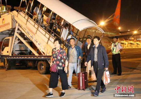 海南59国免签新政实施 首批免签游客飞抵三亚