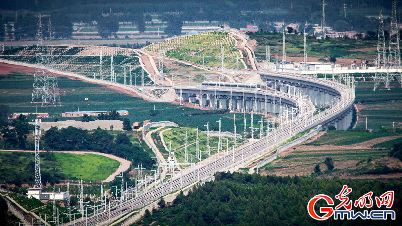 辽宁朝阳至凌海南高速铁路 李季春/摄