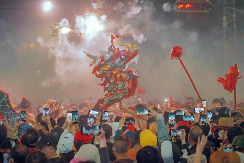 税护非遗“炮龙”烟火升腾