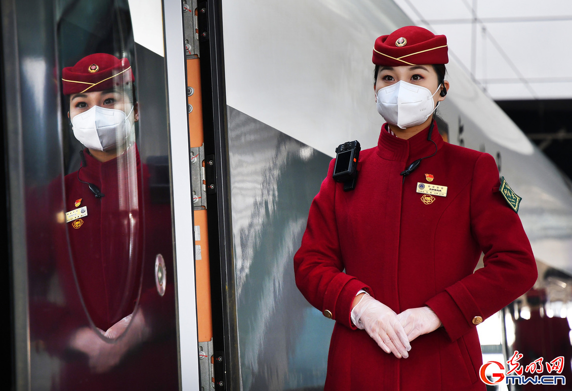 战“疫”女兵：京津高铁线上的“玫瑰红”