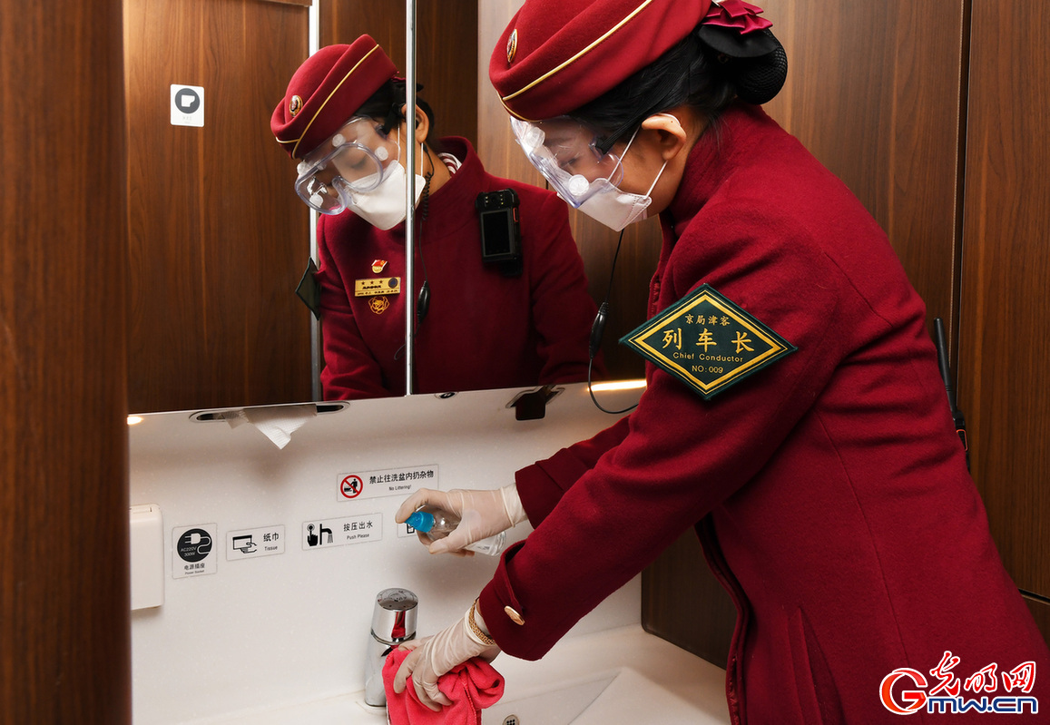 战“疫”女兵：京津高铁线上的“玫瑰红”