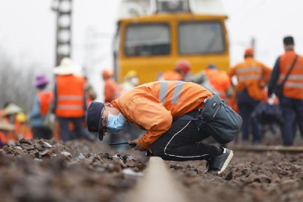 全国铁路开展大规模设备集中整修 确保铁路大动脉安全畅通