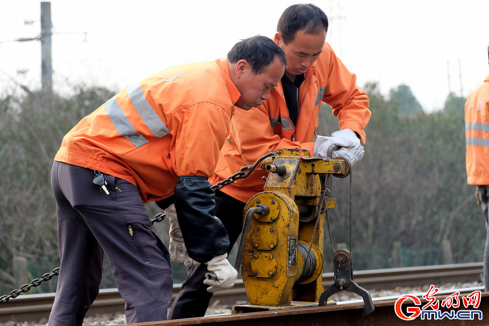 【2021温暖春运人】“妙手回春” 火车维修工人为钢轨进行“换骨手术”