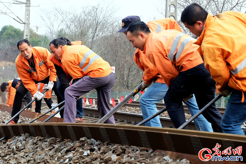 【2021温暖春运人】“妙手回春” 火车维修工人为钢轨进行“换骨手术”