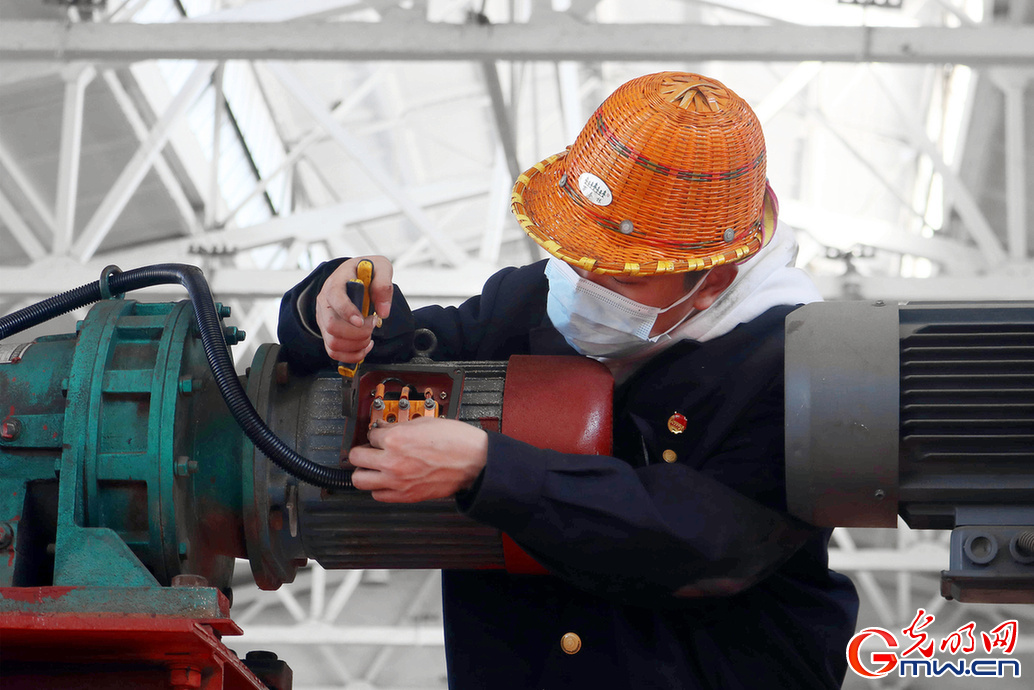 【2021温暖春运人】兢兢业业 火车维修人员为春运旅途站好每一班岗