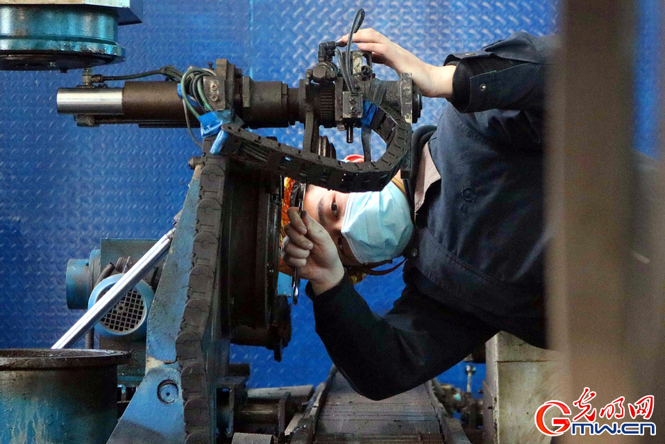 【2021温暖春运人】兢兢业业 火车维修人员为春运旅途站好每一班岗