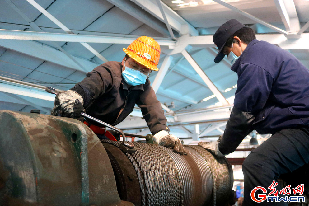 【2021温暖春运人】兢兢业业 火车维修人员为春运旅途站好每一班岗