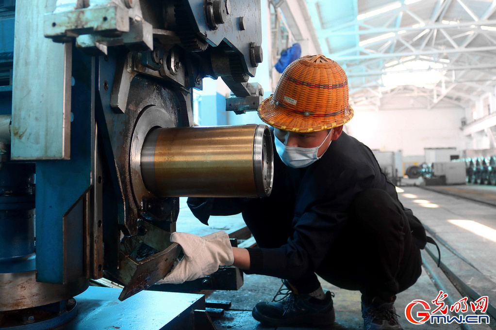 【2021温暖春运人】兢兢业业 火车维修人员为春运旅途站好每一班岗