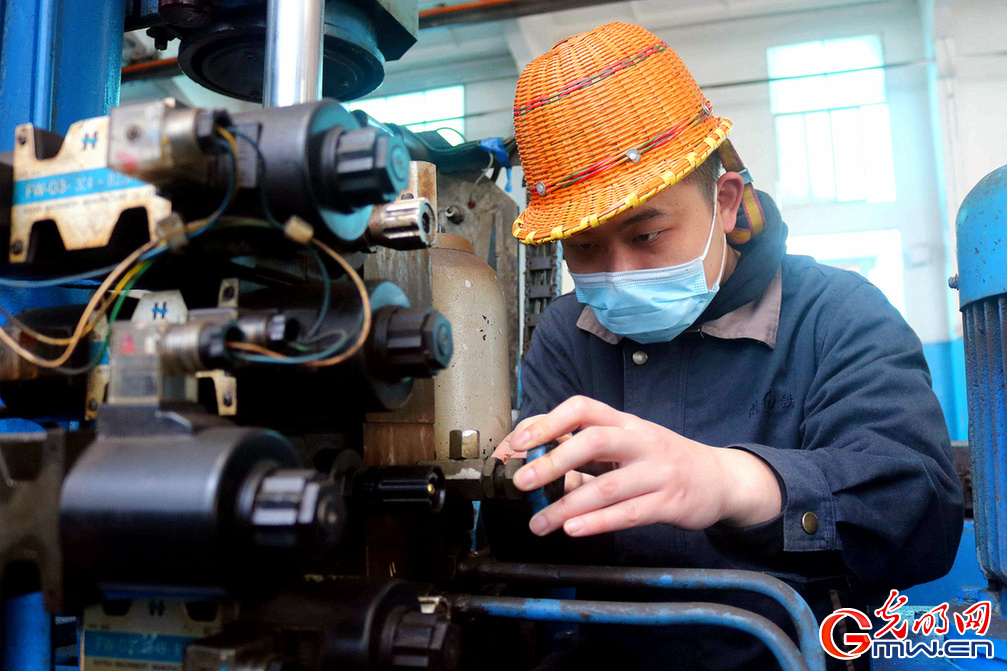 【2021温暖春运人】兢兢业业 火车维修人员为春运旅途站好每一班岗