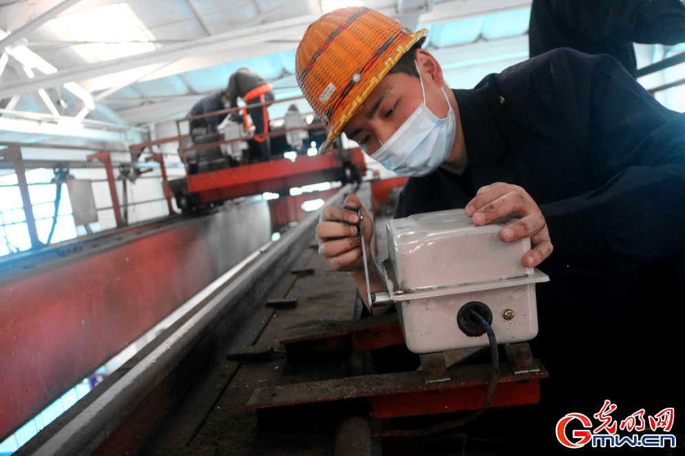 【2021温暖春运人】兢兢业业 火车维修人员为春运旅途站好每一班岗