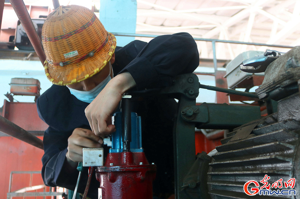 【2021温暖春运人】兢兢业业 火车维修人员为春运旅途站好每一班岗