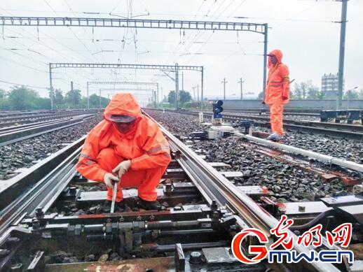 排除隐患 网格管理 北京铁路为旅客雨中安全出行保驾护航