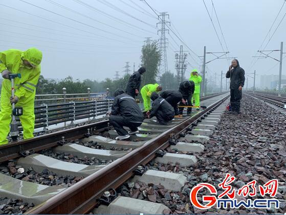 排除隐患 网格管理 北京铁路为旅客雨中安全出行保驾护航
