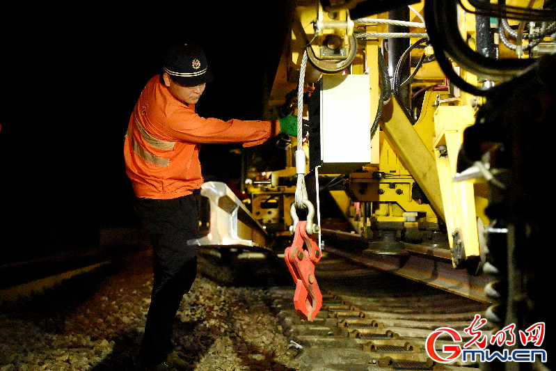 百名工人对昌九铁路成功实施“换轨手术”