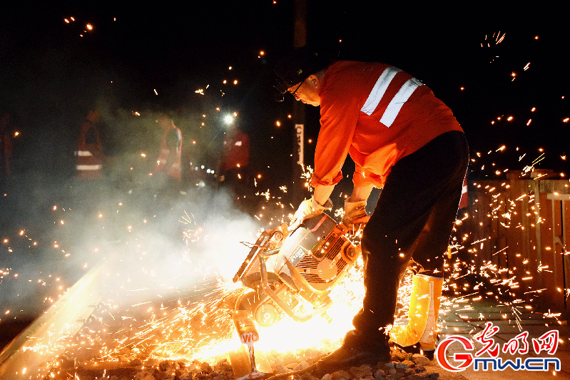 百名工人对昌九铁路成功实施“换轨手术”