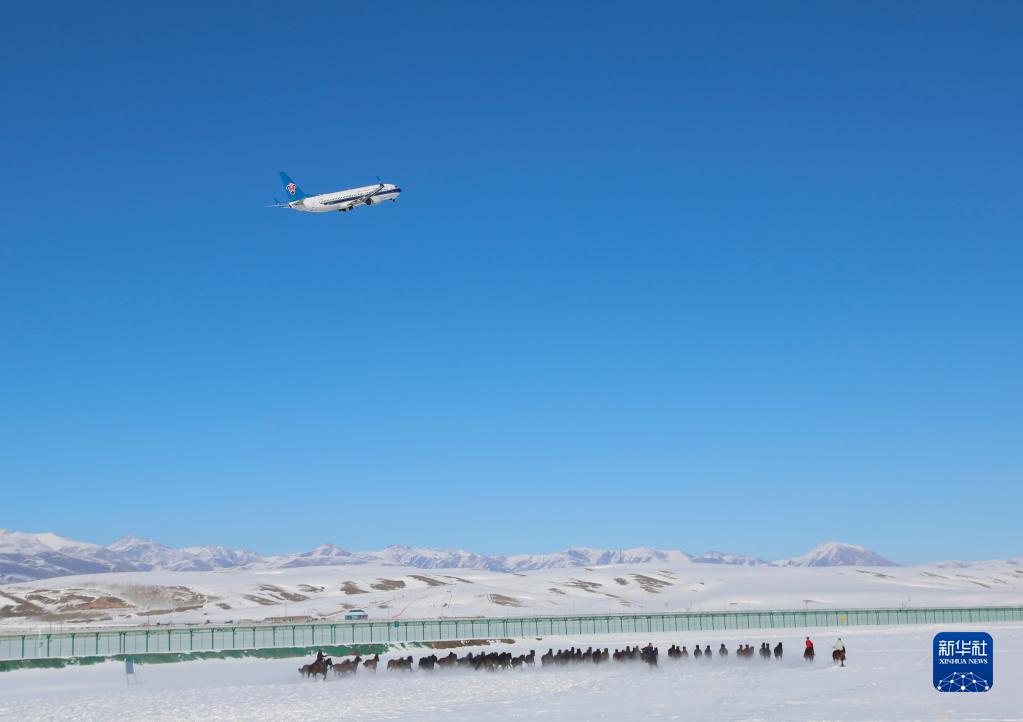 新疆首个高原机场完成首飞