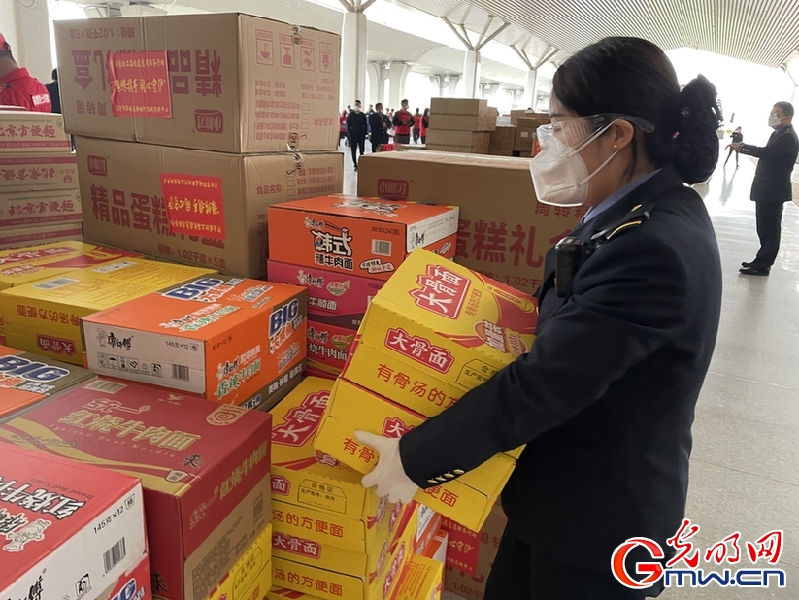 【组图】“守沪者联盟”丨河南郑州：开辟“装卸绿色通道”为援沪物资“加速度”