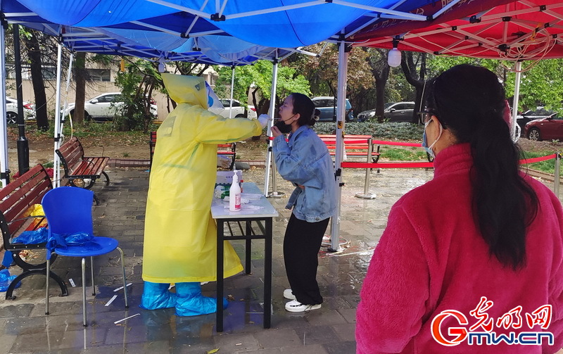 【组图】“守沪者联盟”丨探访上海抗疫一线：封控区居民雨中排队做核酸
