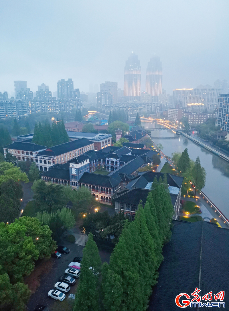 【组图】“守沪者联盟”丨上海苏州河畔灯光秀：传递市民祝福 为上海抗疫加油