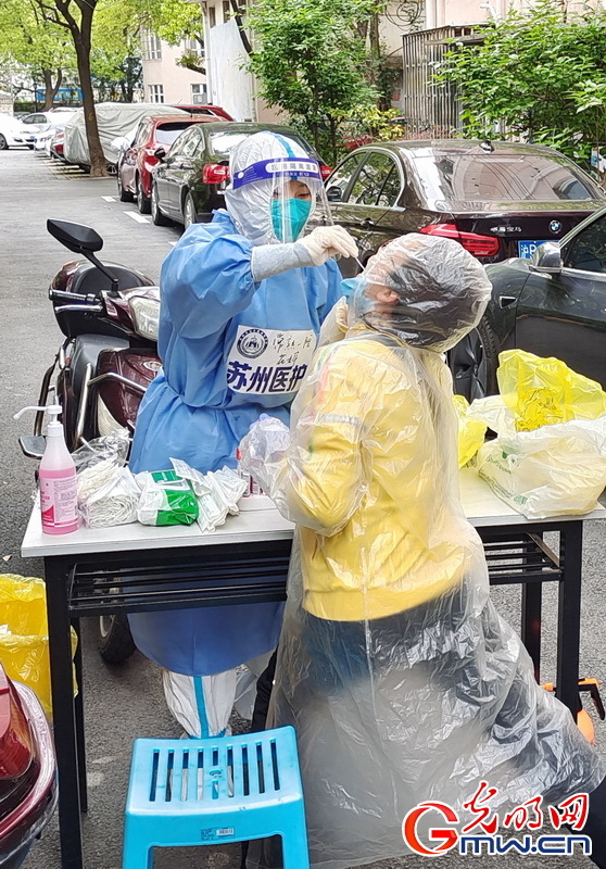 【组图】“守沪者联盟”丨探访上海抗疫一线：全市日检测能力近500万管