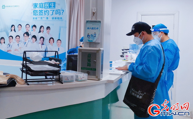 【组图】“守沪者联盟”丨上海：街道医院开放至深夜 为社区志愿者代配药服务