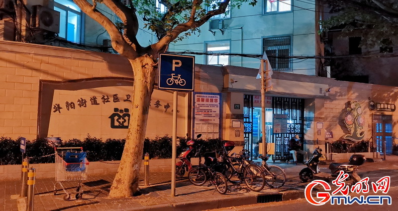 【组图】“守沪者联盟”丨上海：街道医院开放至深夜 为社区志愿者代配药服务