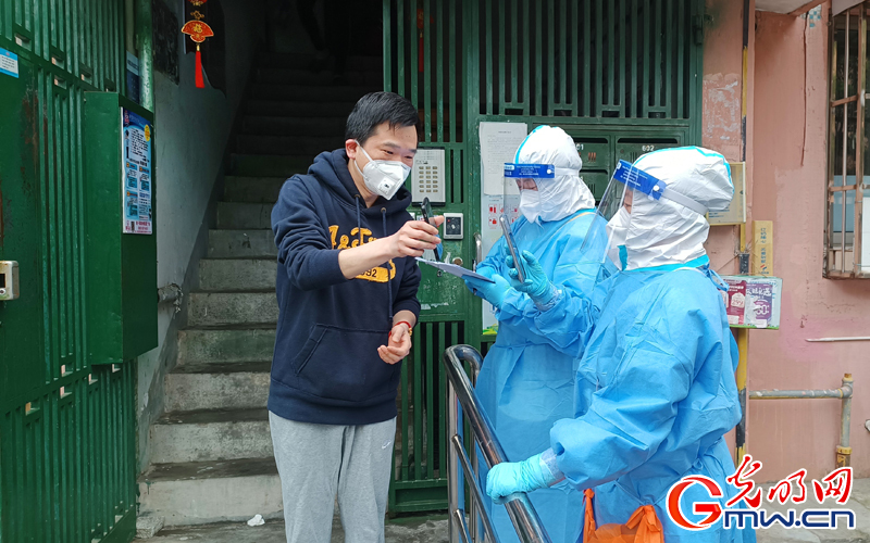 【组图】“守沪者联盟”丨相互配合 上海：保质保量完成社区核酸检测