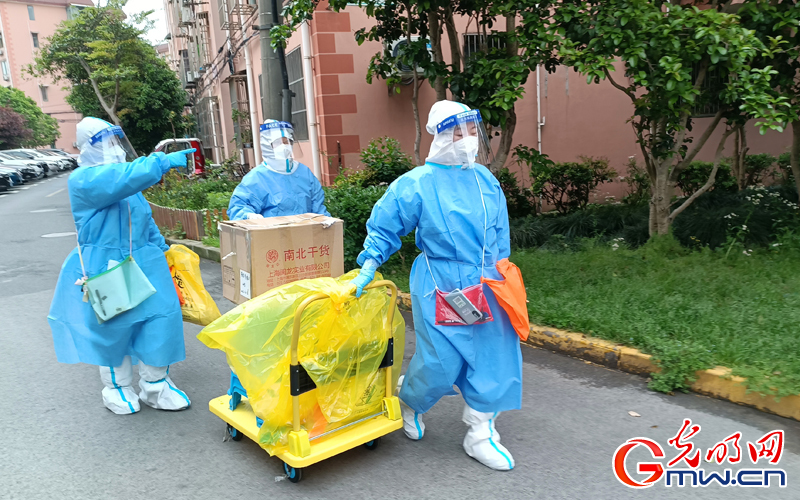 【组图】“守沪者联盟”丨相互配合 上海：保质保量完成社区核酸检测
