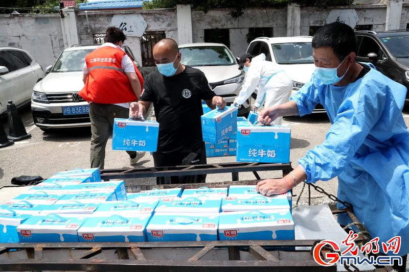 【组图】“守沪者联盟”丨上海：社区向居民发放免费食品物资