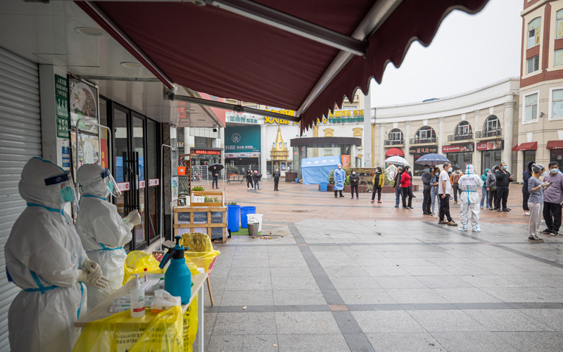 【组图】“守沪者联盟”丨上海：城管组织沿街商户开展核酸检测