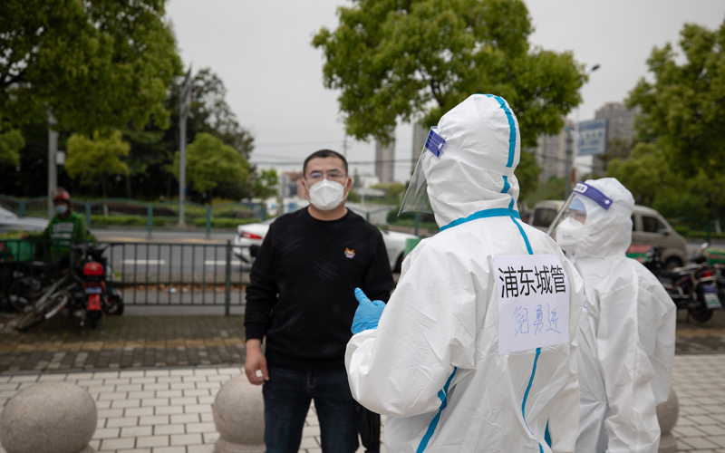 【组图】“守沪者联盟”丨上海：城管组织沿街商户开展核酸检测