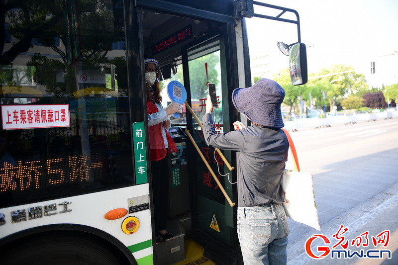 【组图】郊区部分公交线路开通试运营 上海明确乘公共交通防疫要求