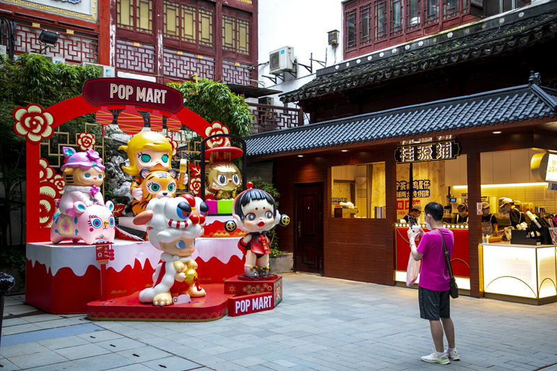 【组图】上海：端午节小长假 市民纷纷游园购物