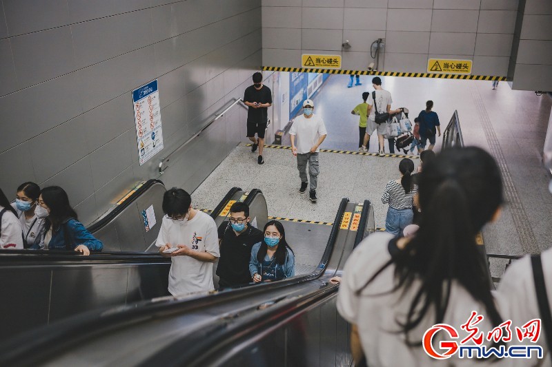 【组图】端午假期出行需求增加 上海地铁站再现客流