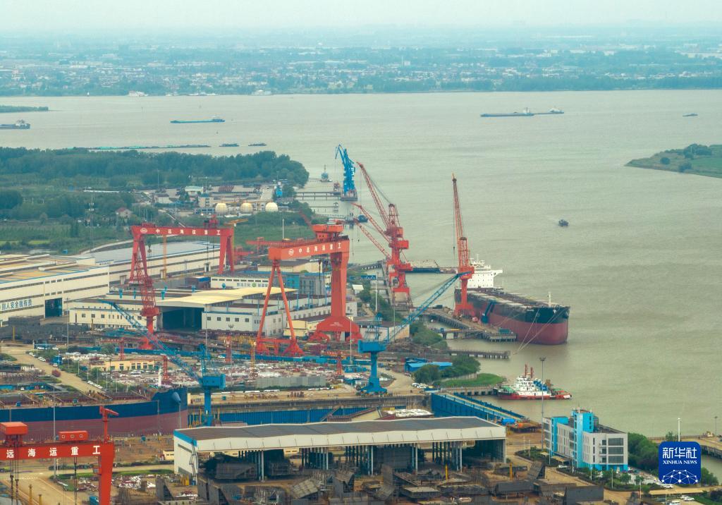 江苏扬州：造船企业开足马力抓生产