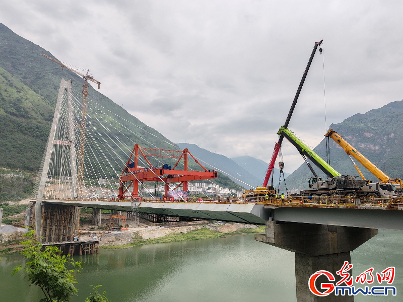 连接川滇两省 我国最大跨径P-K钢箱混合梁独塔斜拉桥成功合龙