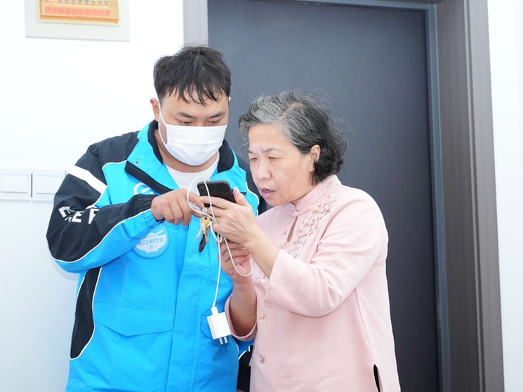 响应老年助餐服务行动 饿了么联合蓝马甲进社区教老人手机点餐