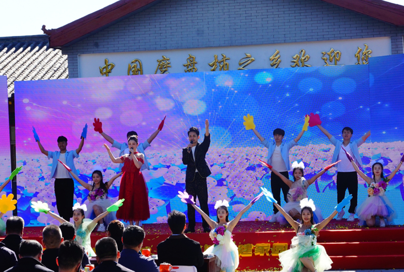 北京张坊镇举办第二届磨盘杮丰收节