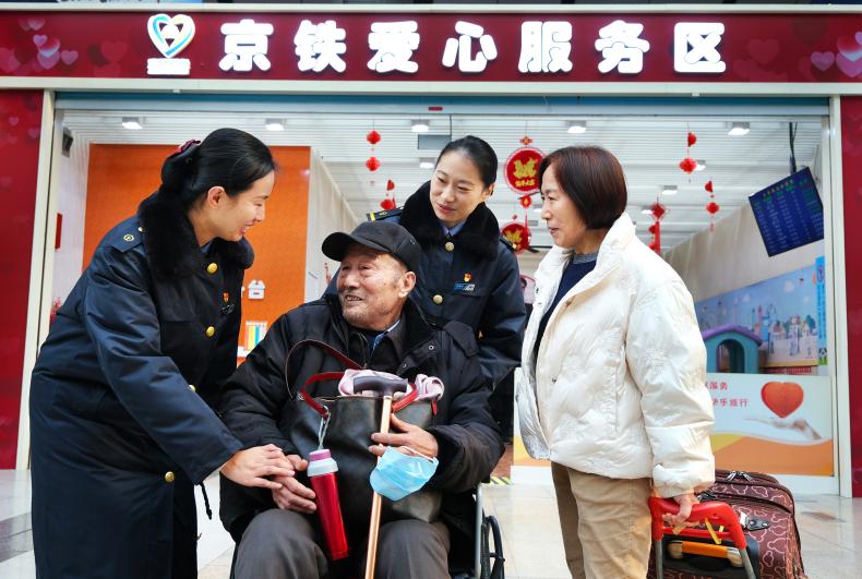 寒冬里的微笑与温暖 北京南站京铁爱心服务组为重点旅客提供爱心服务