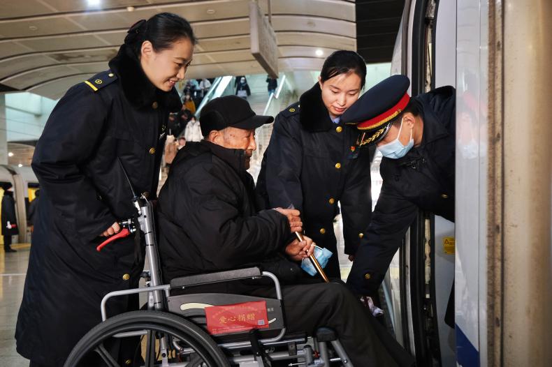 寒冬里的微笑与温暖 北京南站京铁爱心服务组为重点旅客提供爱心服务